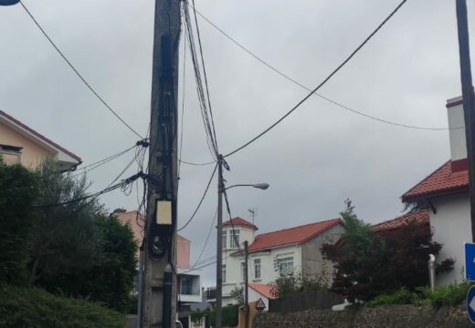 O Concello denuncia a desidia de Telefónica na retirada de postes, que paraliza e retrasa obras municipais